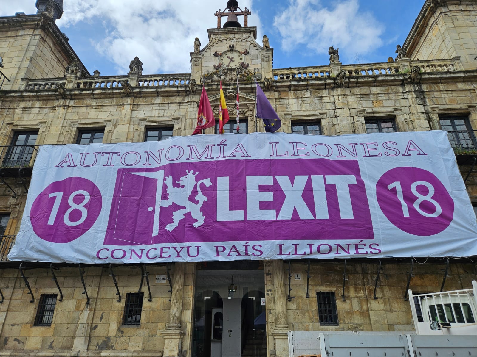 Pancarta en el Ayuntamiento de León con el lema “LEXIT: Autonomía para León” en apoyo a la autonomía del País Llionés | L.N.C.