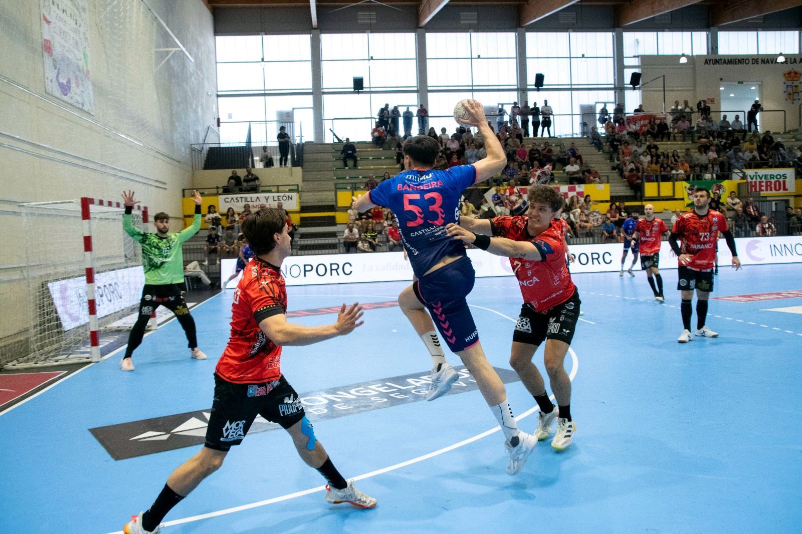 El Ademar se despidió de la Copa del Rey tras caer ante un Nava que se mete por primera vez entre los ocho mejores. REPORTAJE GRÁFICO BMNAVA