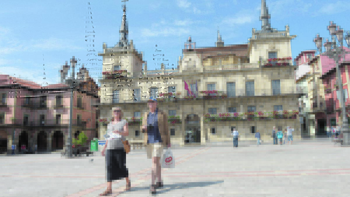 Una pareja de turistas pasea por la plaza Mayor de la capital leonesa en una imagen de archivo. | MAURICIO PEÑA