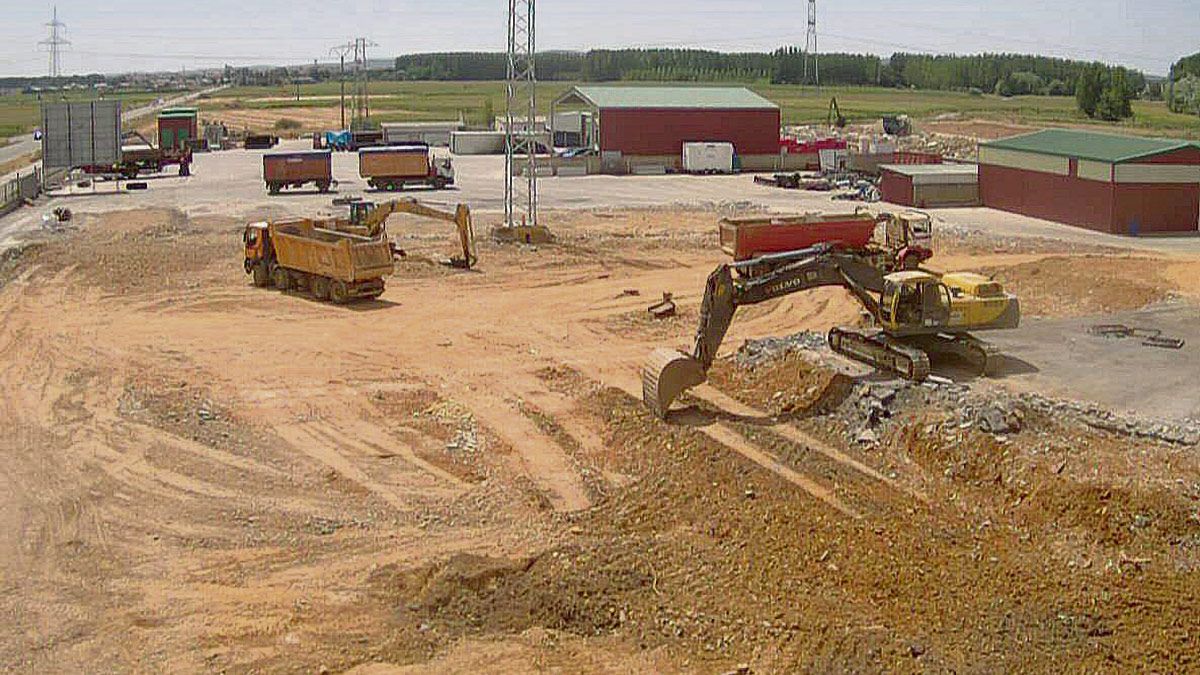 Las obras en las instalaciones que quedaron arrasadas en mayo por el fuego avanzan a buen ritmo. | ABAJO