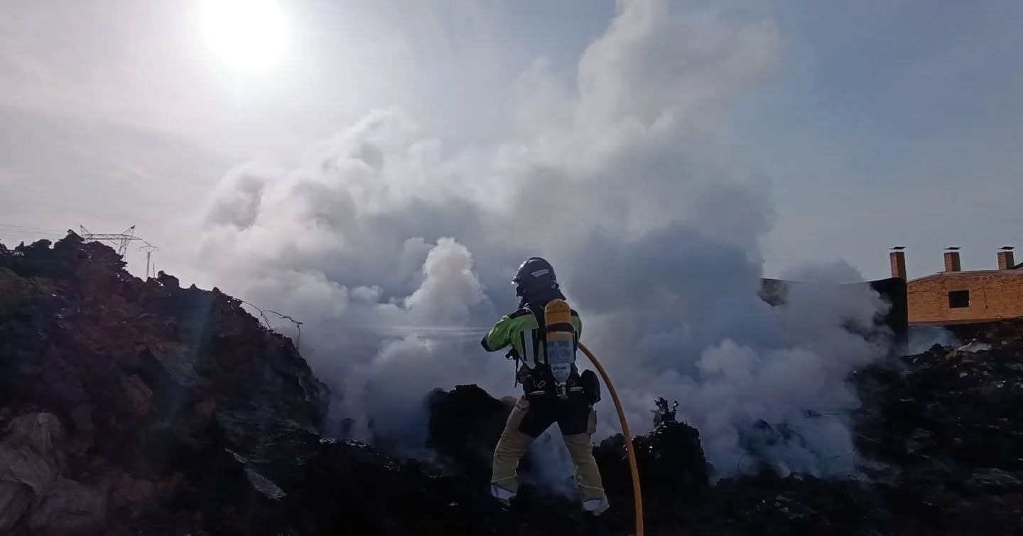 Bomberos de la Diputación trabajan en sofocar las llamas del incendio originado en una nave industrial de La Bañeza