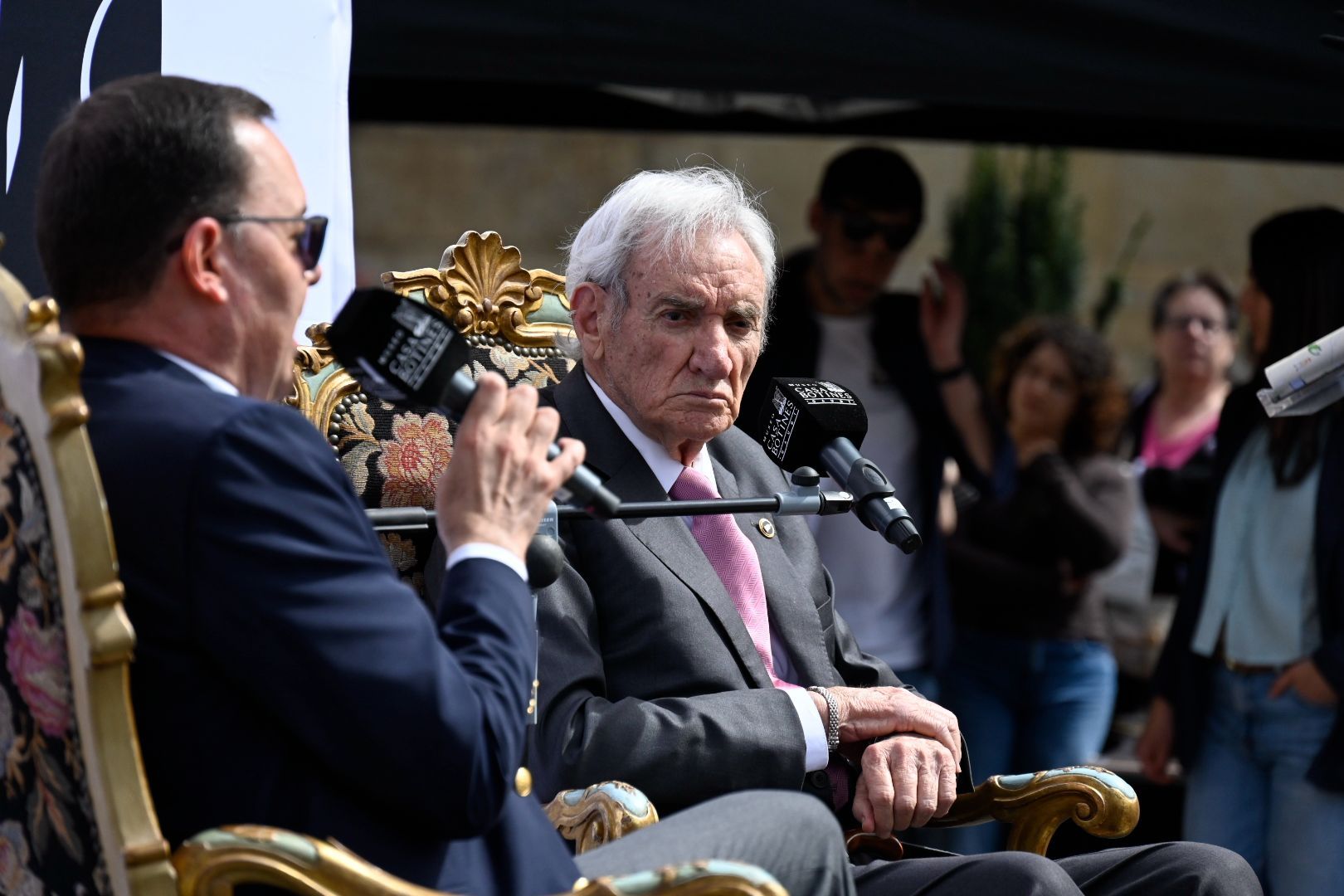 El director de Fundos, José María Viejo, junto al berciano Luis del Olmo en el Día de San Jorge. | SAÚL ARÉN