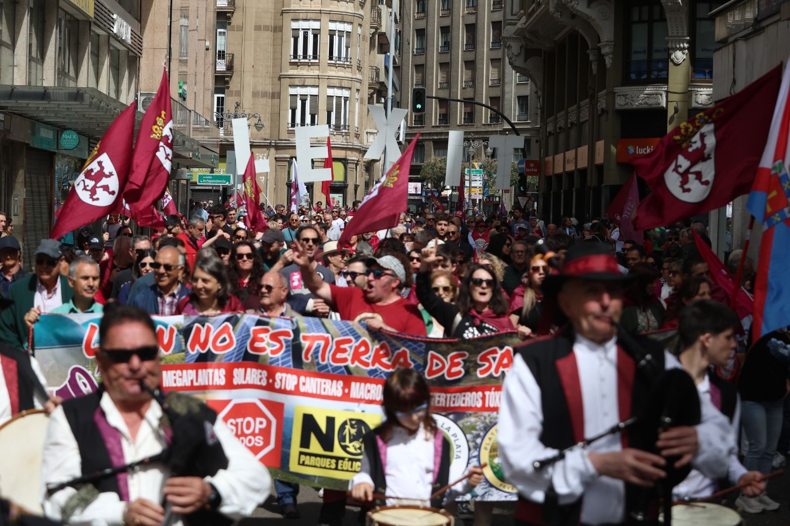 Un instante de la manifestación 'V Caminu la Llibertá' recorriendo las calles de León. | F.OTERO
