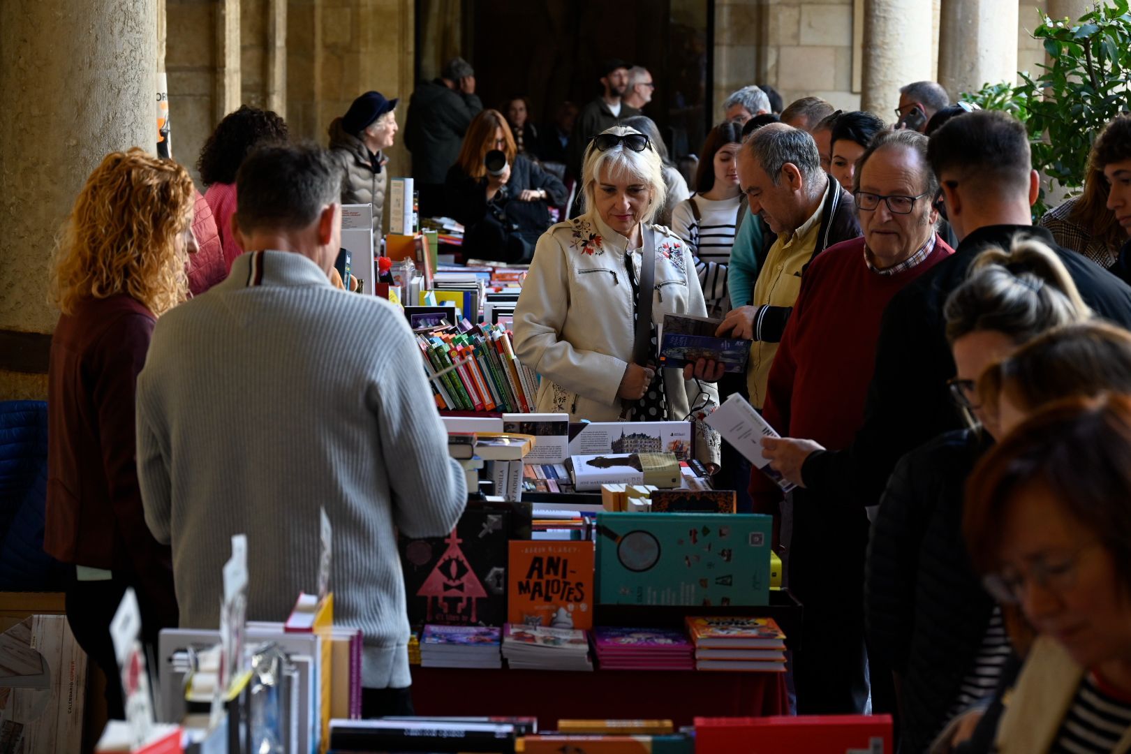 El Palacio de los Guzmanes volvió a ser un año más el escenario para la conmemoración del Día del Libro en la capital provincial. | SAÚL ARÉN