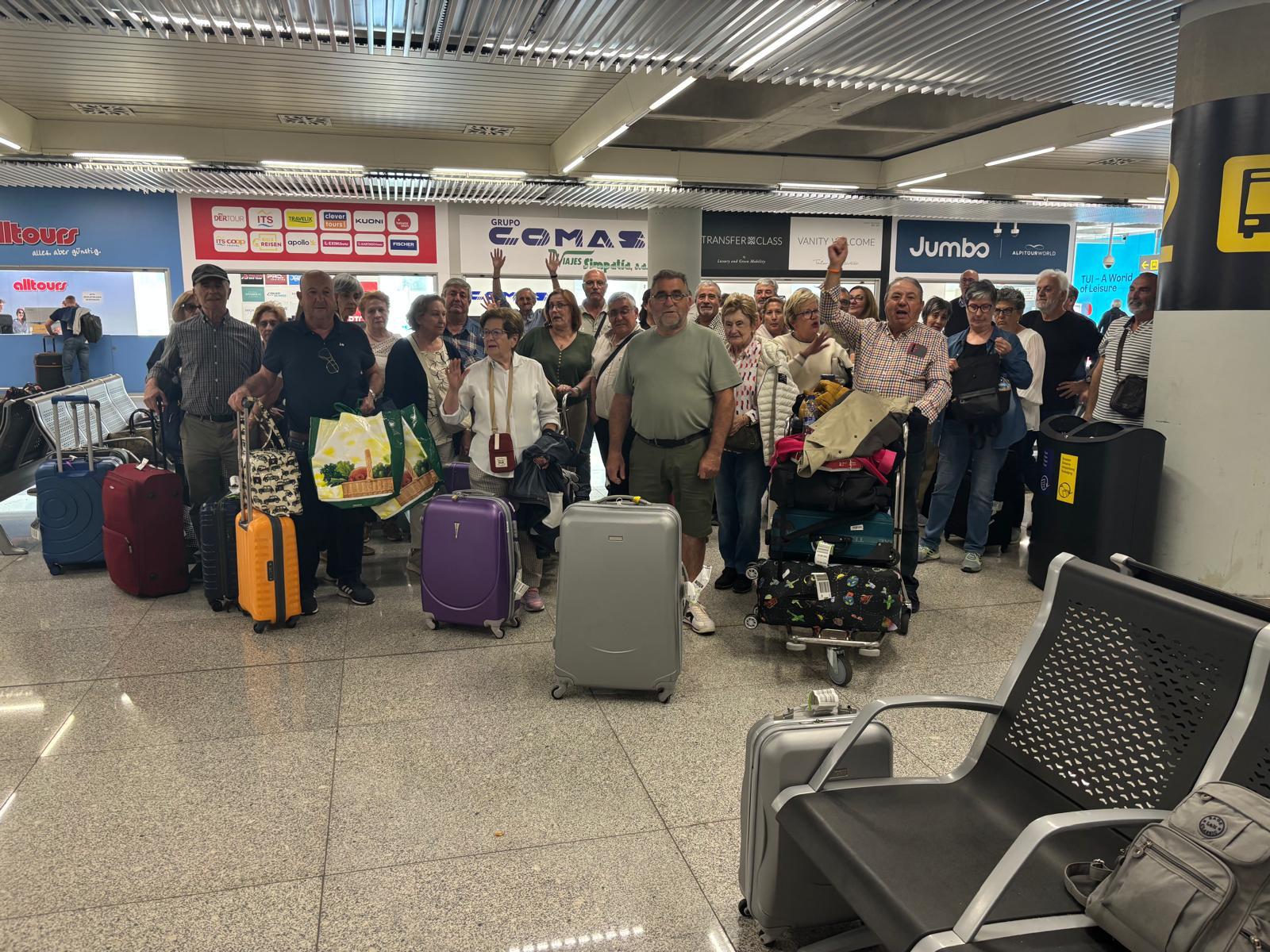 El grupo de 55 leoneses retenidos en el Aeropuerto de Palma durante horas. | L.N.C.