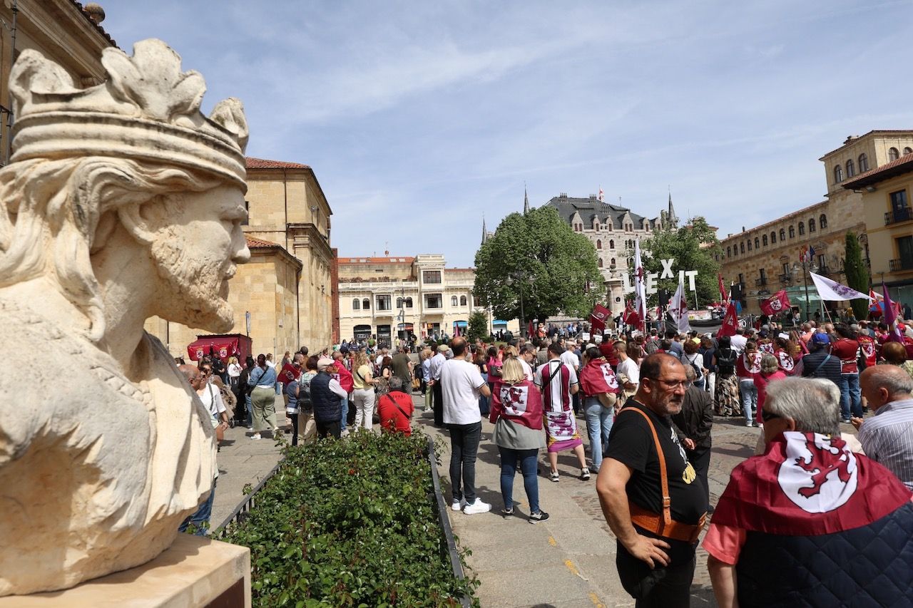 Las reivindicaciones leonesistas se dejaron sentir en las calles, un 23 de abril más, durante el Día de Castilla y León. | FERNANDO OTERO
