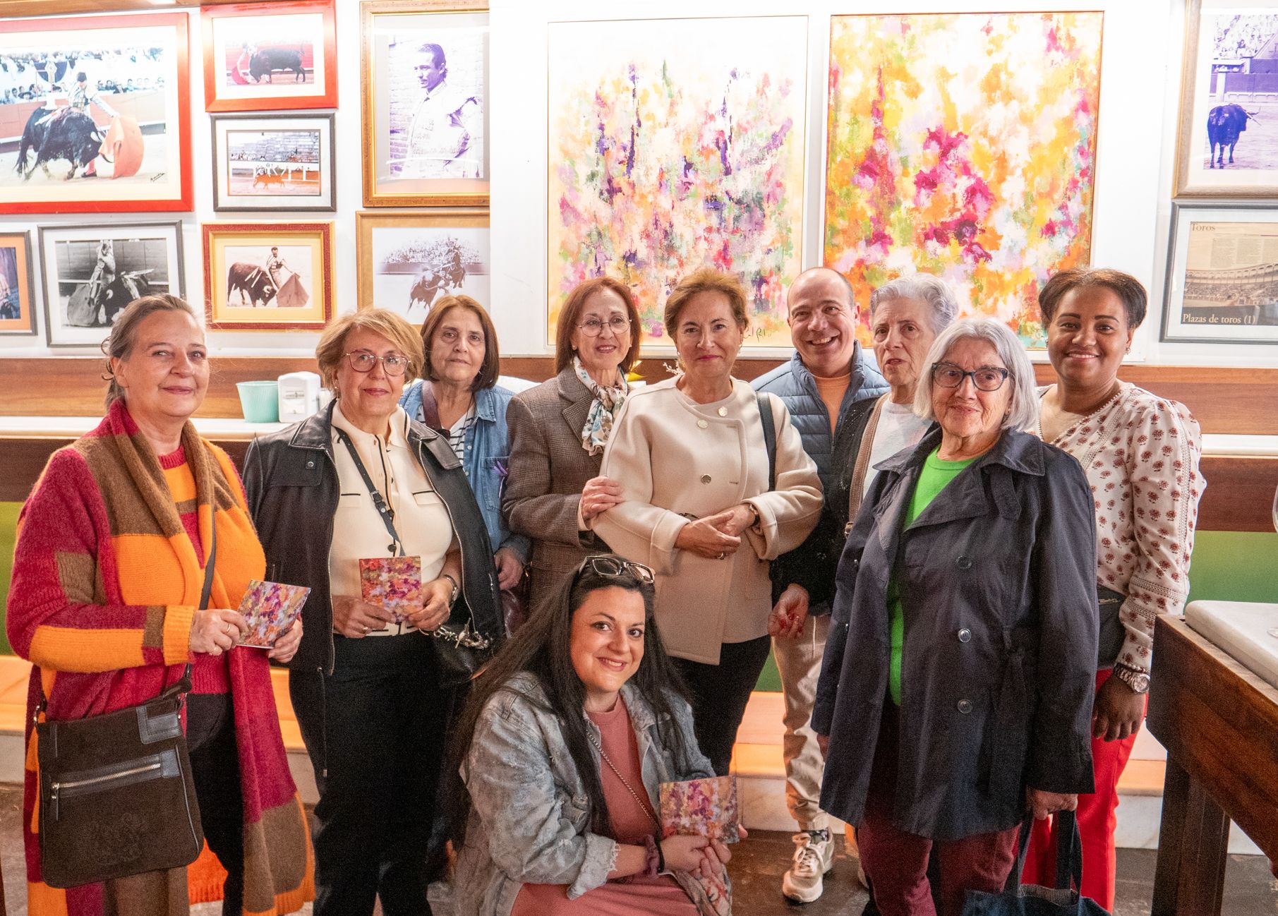 La artista junto al grupo de amigos que suele acompañarla en las exposiciones. | VICENTE GARCÍA