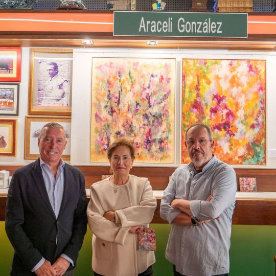 Javi Gómez, Araceli González y Pablo Estilo en la inauguración.VICENTE GARCÍA
