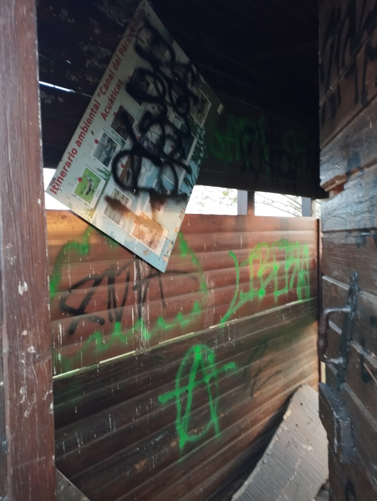 Imagen de las paredes del mirador de la balsa de Santa Cristina, | L.N.C.