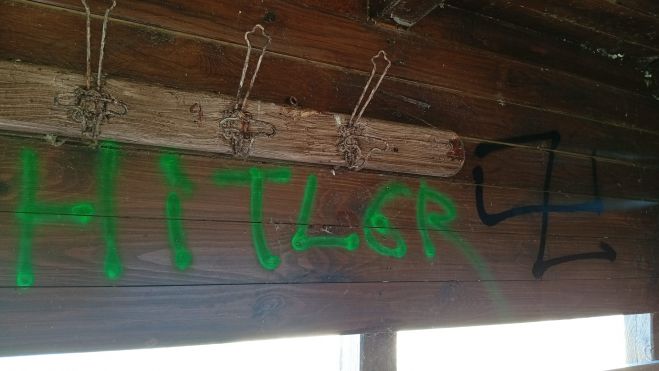 Otra de las pintadas que han aparecido dibujadas en las paredes del mirador de la balsa de Santa Cristina