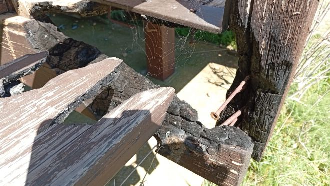 Estado en el que ha quedado el banco del mirador de la balsa de Santa Cristina