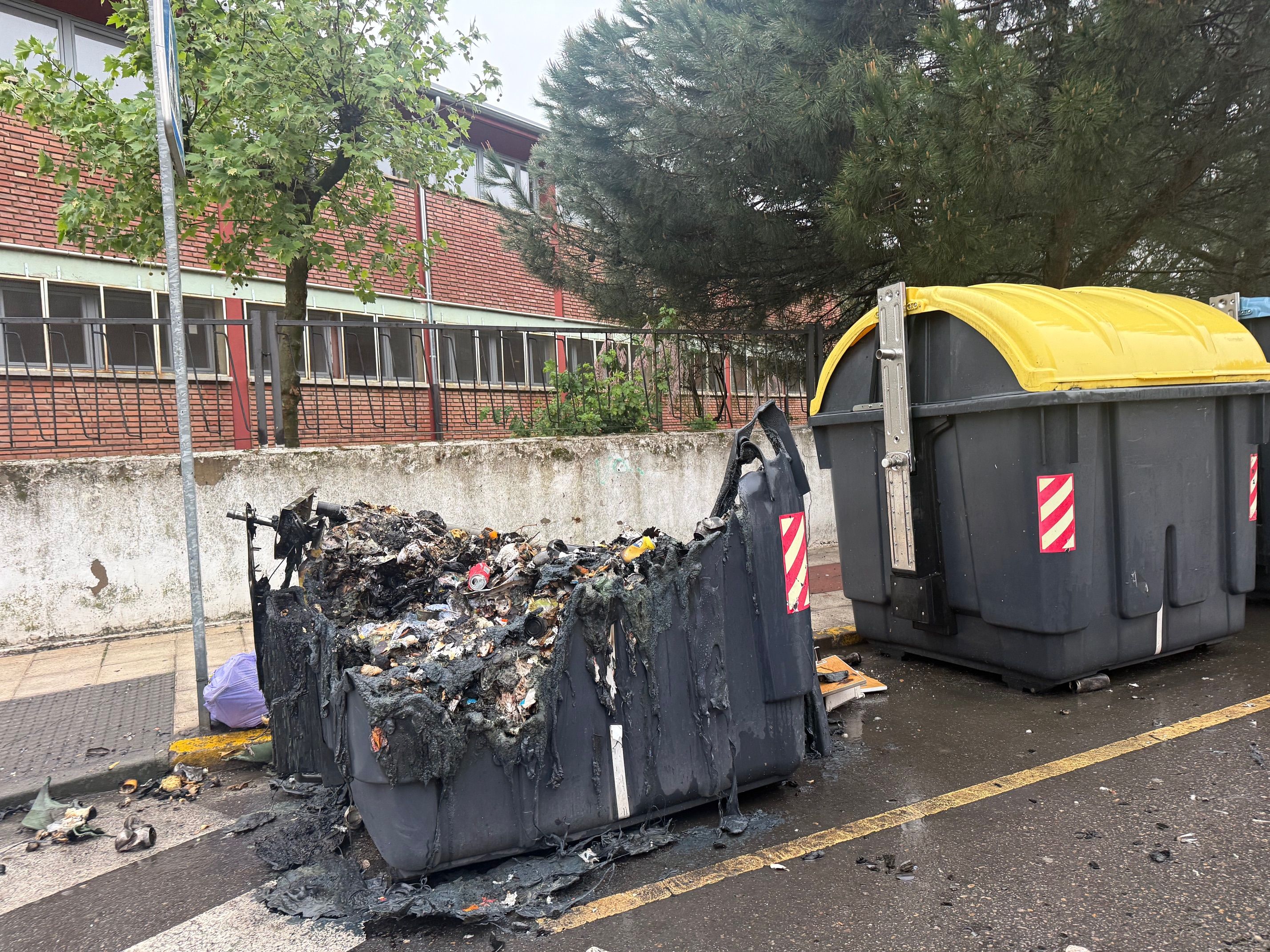 Imagen de uno de los contenedores calcinados recientemente en San Andrés del Rabanedo. | L.N.C.