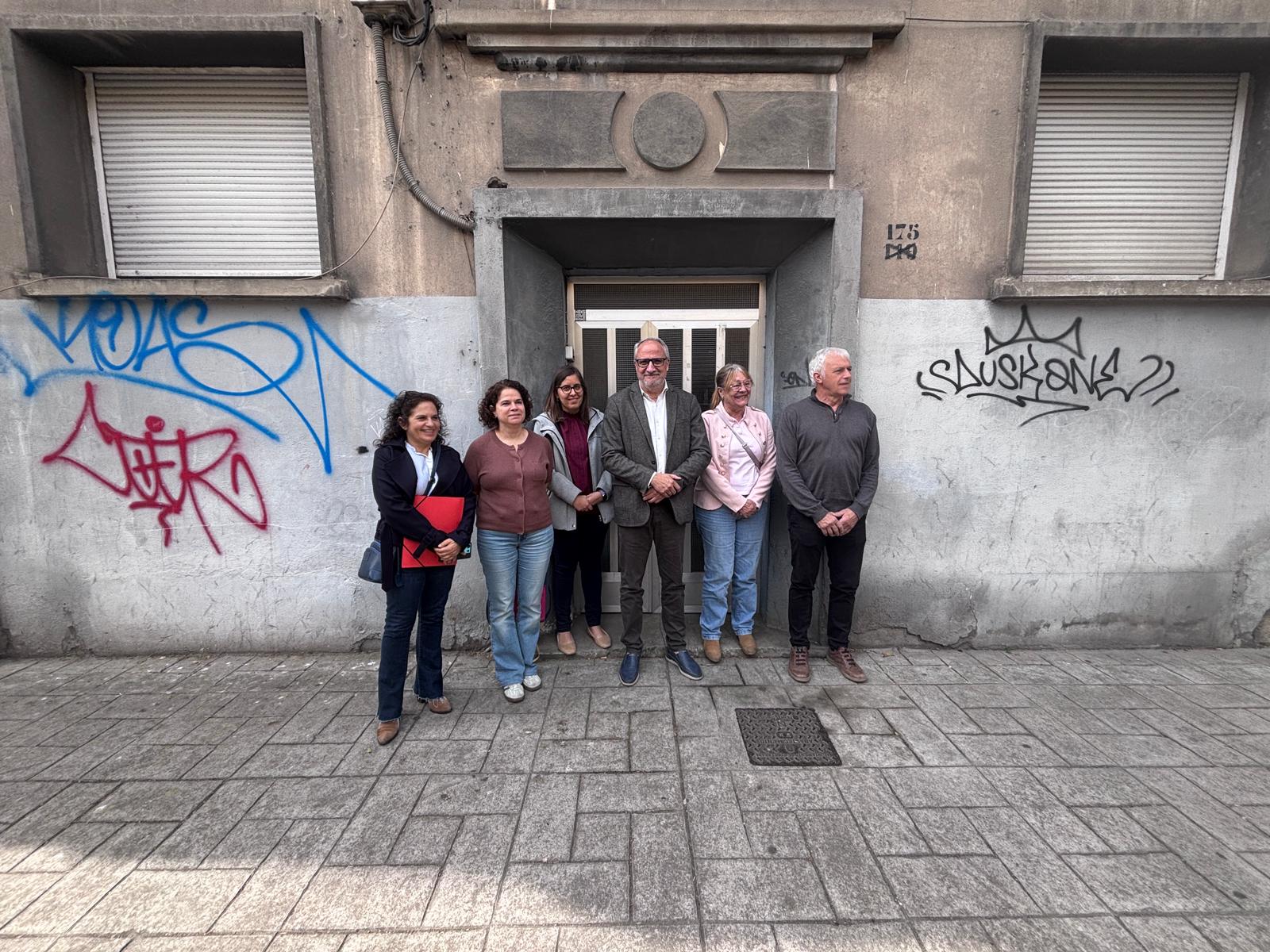 PSOE de Ponferrada frente a las viviendas de los maestros de Navaliegos. | JAVIER FERNÁNDEZ