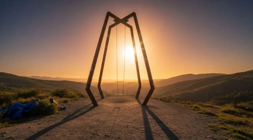 Fotografía del columpio de Librán al atardecer.