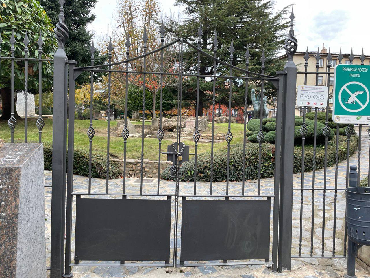 El Ayuntamiento de León cierra los parques ante la alerta por lluvia y tormentas. | L.N.C.