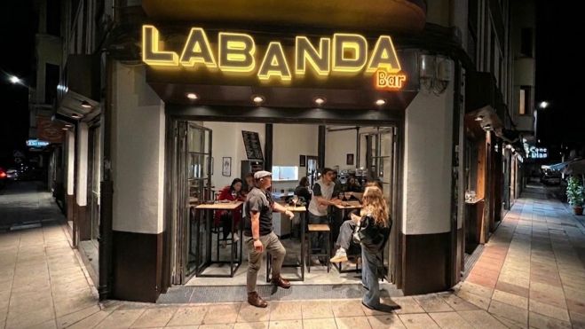 La Banda Bar está ubicado en el número catorce de la calle Lucas de Tuy.