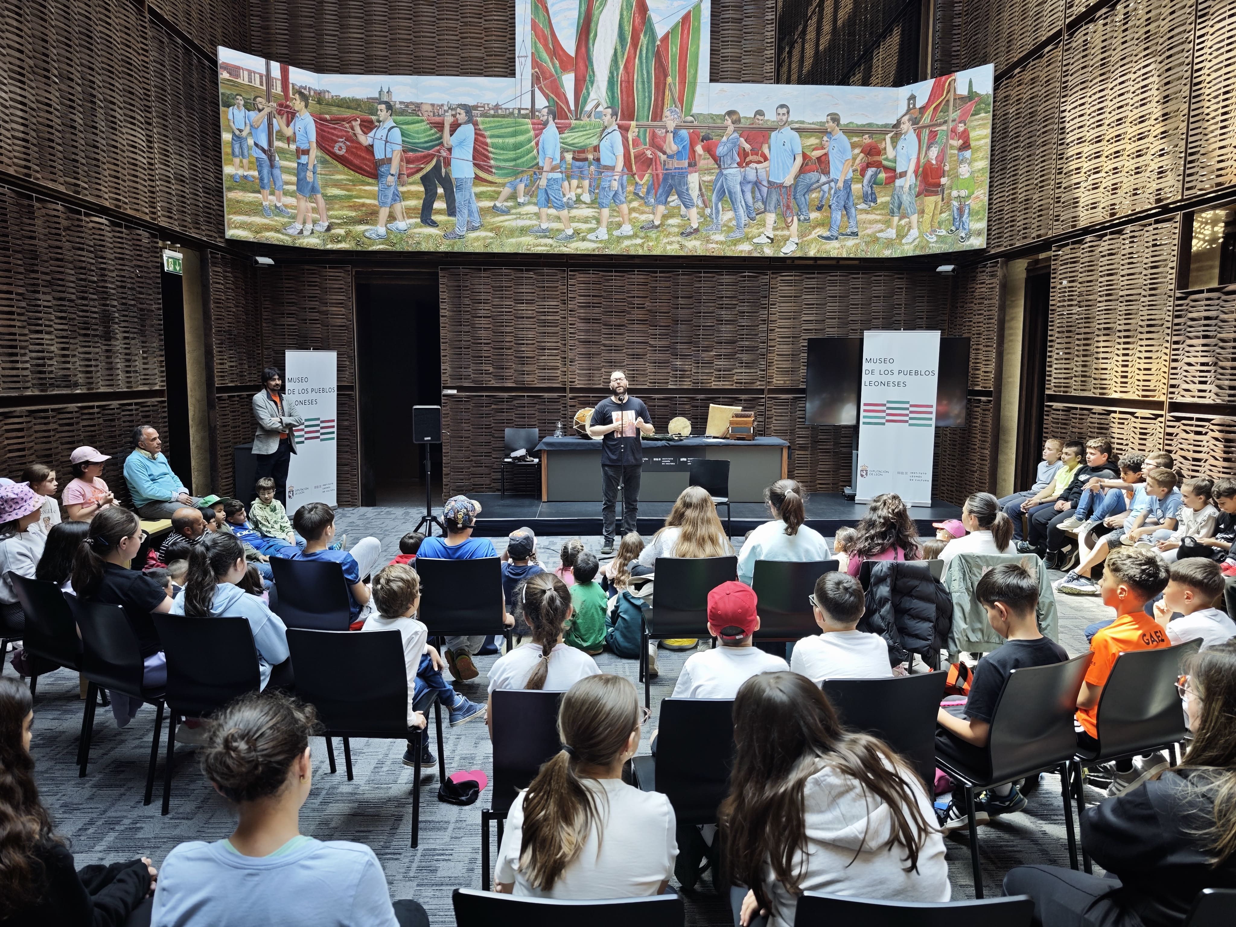Un instante de la visita de escolares al Museo de los Pueblos Leoneses. | L.N.C.