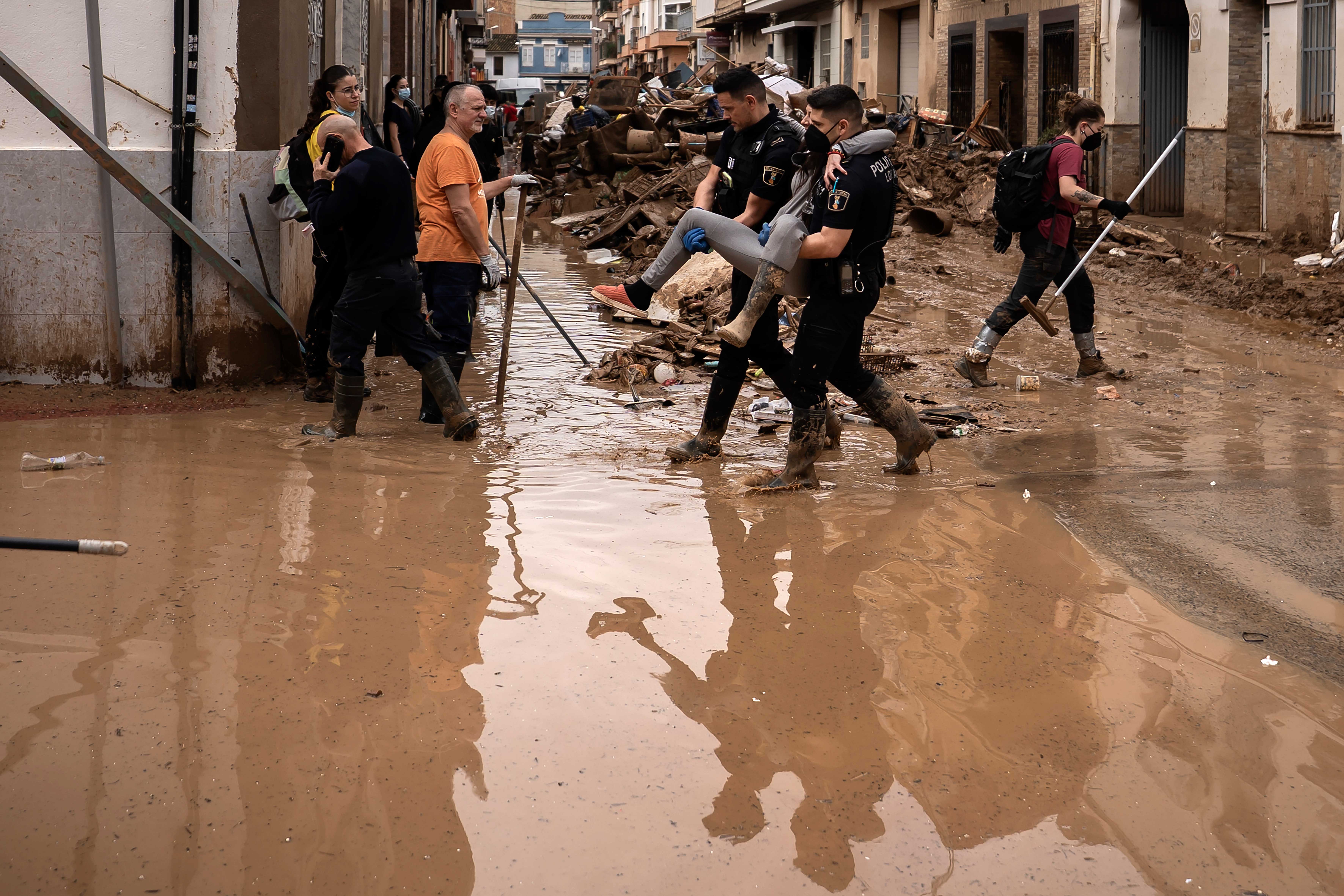 Servicio humanitario durante los días más duros de la DANA en Paiporta. | L.N.C.