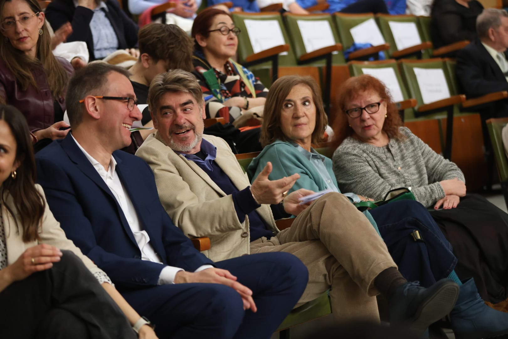 Ildefonso Rodríguez (segundo por la izquierda) fue el protagonista de la última edición del Día de las Letras Leonesas del Colegio Maristas Champagnat. | FERNANDO OTERO