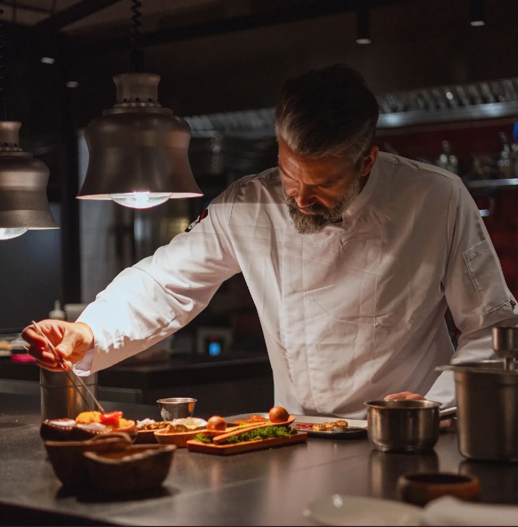 Javi del Blanco, uno de los dueños de Cocina con Mimo, preparando una de sus elaboraciones. | ESTUDIO VOSCO