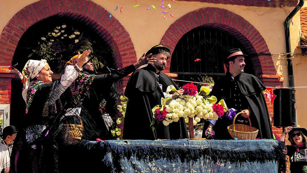 Un momento de la boda de 2025 entre el lugareño Gonzalo y la africana Melody. | JESÚS F. SALVADORES