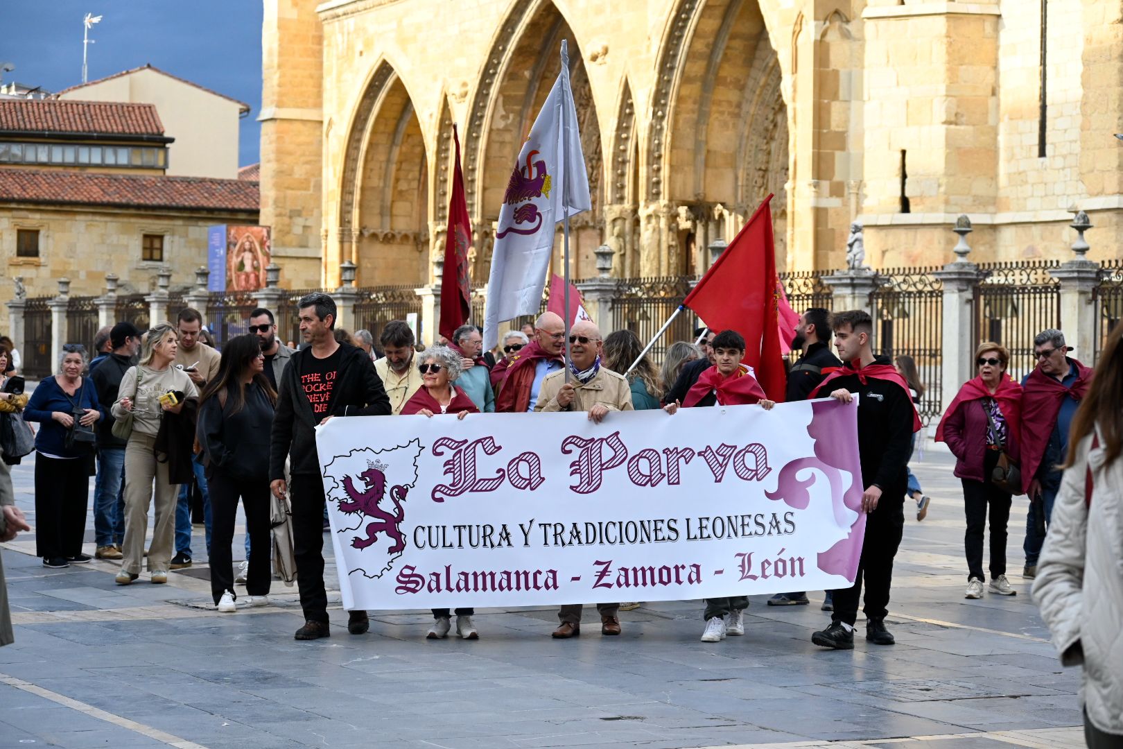 Un instante del tradicional homenaje a los héroes leoneses celebrado este viernes. | SAÚL ARÉN