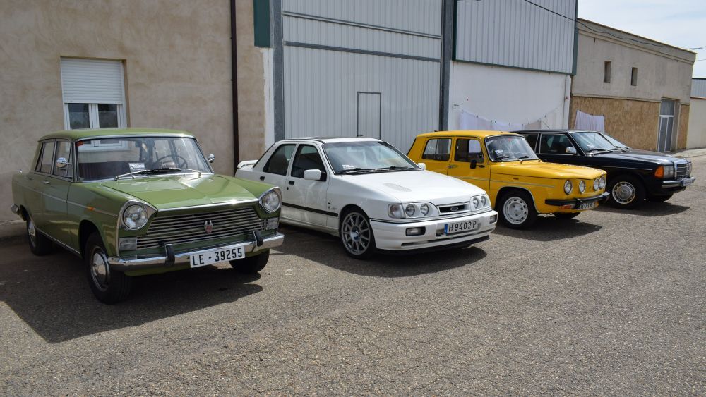 Imagen de archivo de un coche clásico en una concentración celebrada en Bercianos del Páramo. | ALEJANDRO RODRÍGUEZ