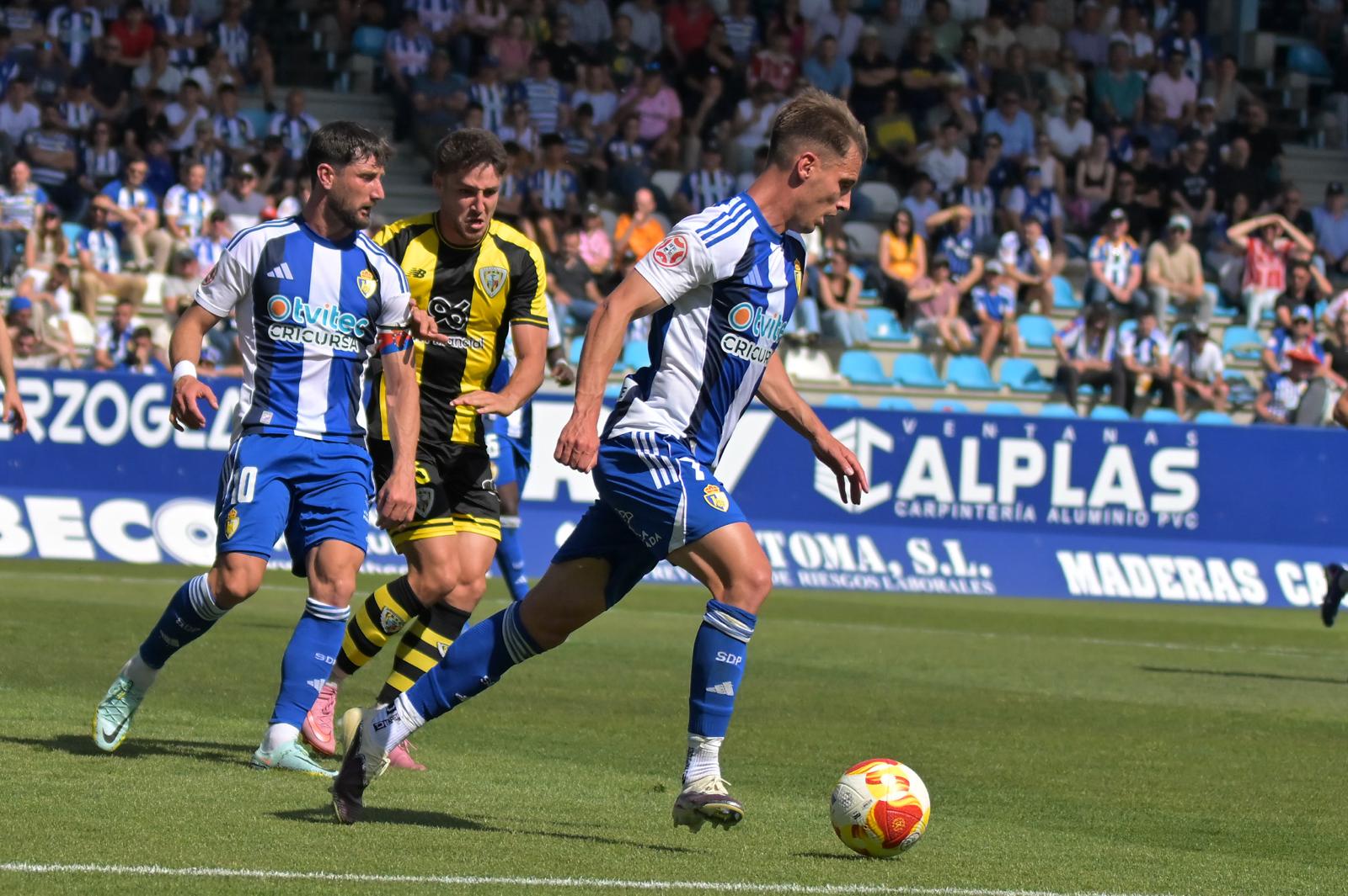Calderón, durante el partido ante el Barakaldo. QUINITO