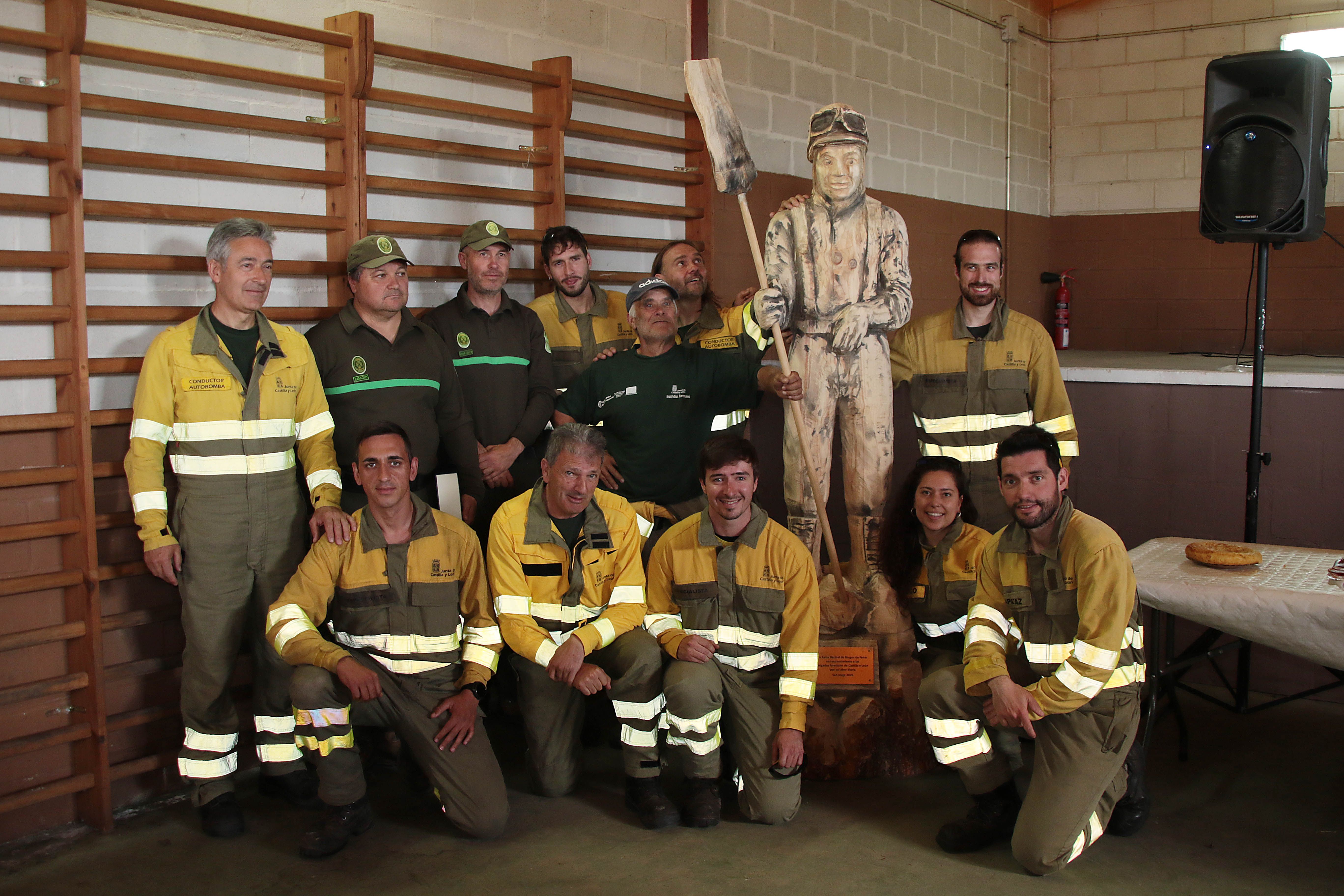 Brugos de Fenar rinde homenaje a los bomberos forestales. | PEIO GARCÍA (Ical)