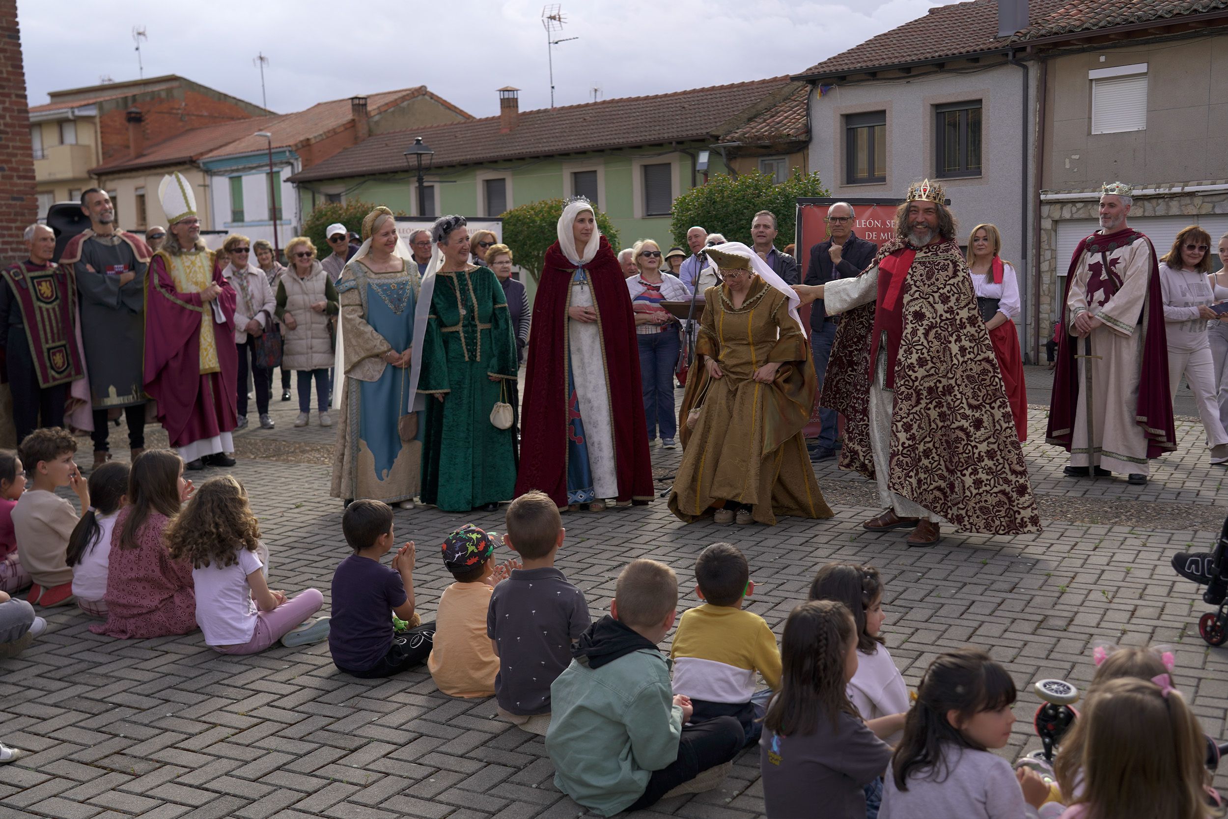 La reina Urraca I partió desde la Iglesia creando una estampa única que captó la atención de vecinos y visitantes. | L.N.C.
