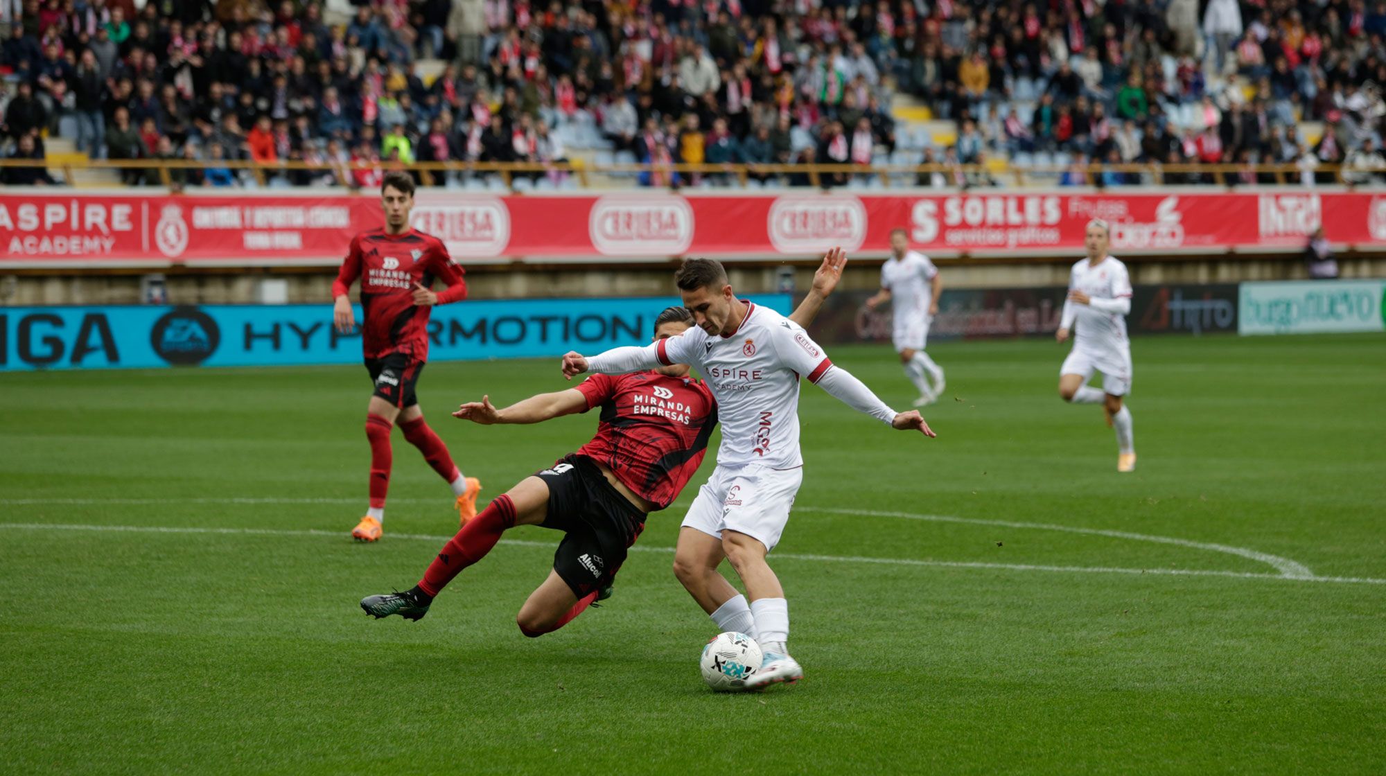 Manu Justo remata durante el encuentro frente al Mirandés de la primera vuelta.  FERNANDO OTERO