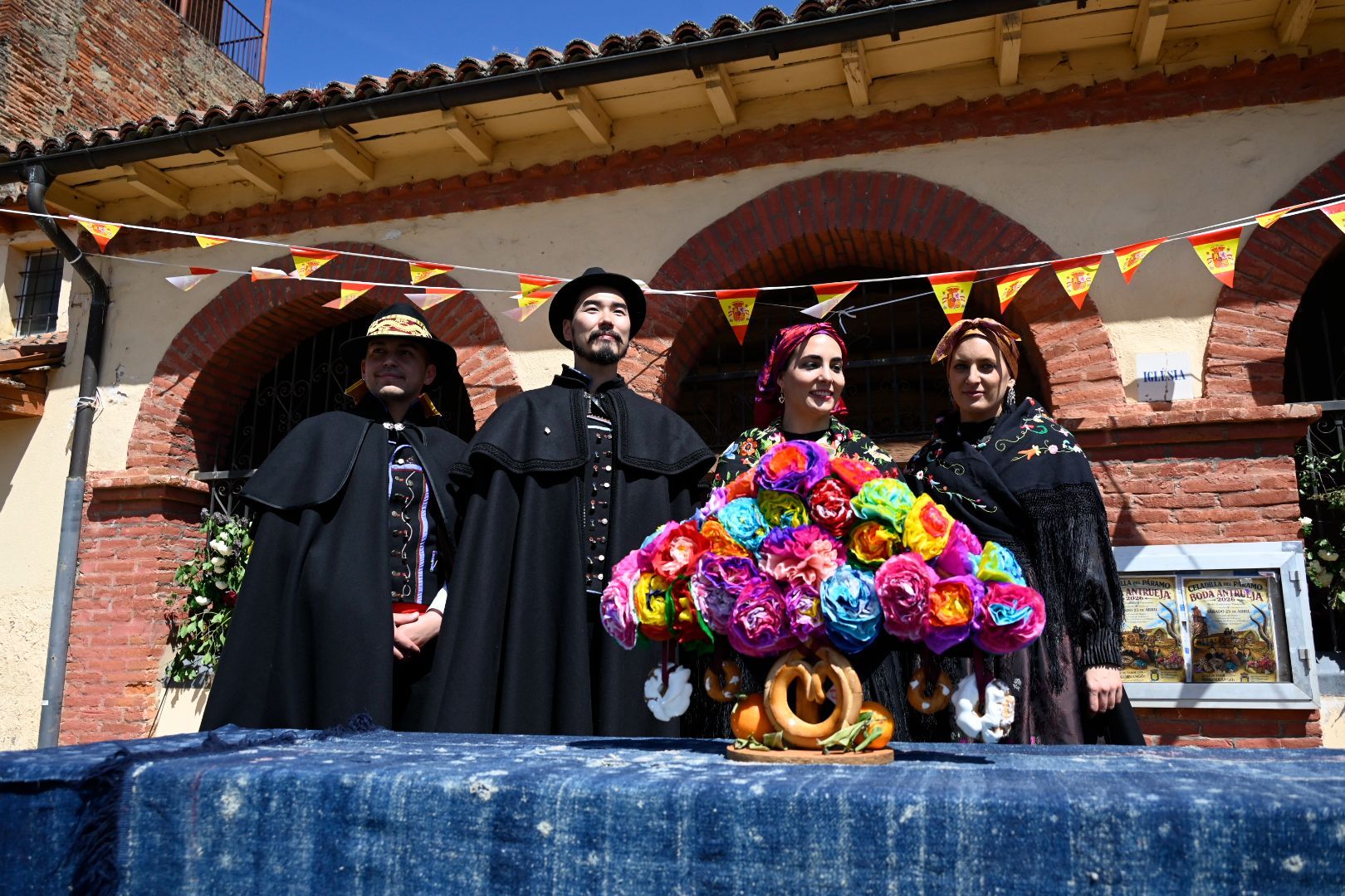 El carro de tracción con burro es fundamental en la boda antrueja para desplazar a los novios por las calles de Celadilla del Páramo. | SAÚL ARÉN