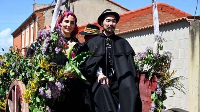  Rebeca y Aiko. «Los caminos no llevan a lugares, unen a personas», dicen en Celadilla al explicar las dos últimas parejas de la boda antrueja; un lugareño con una novia africana y una hija del pueblo con un novio japonés, Rebeca y Aiko, los de esta edición de 2026, en la foto