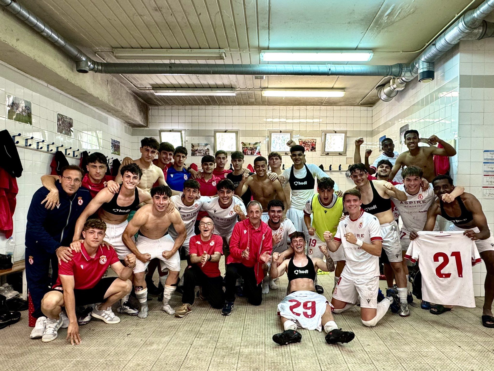 Los jugadores del Júpiter celebran el triunfo que les acerca a la salvación. | CULTUACADEMIA