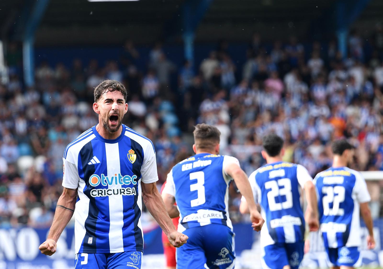 Undabarrena celebrando el primer tanto del partido desde el córner. REPORTAJE GRÁFICO QUINITO