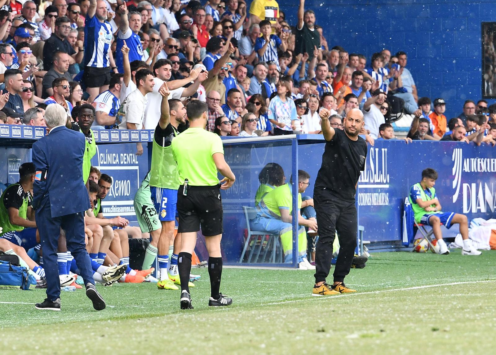 Nafti dando indicaciones durante el partido. QUINITO