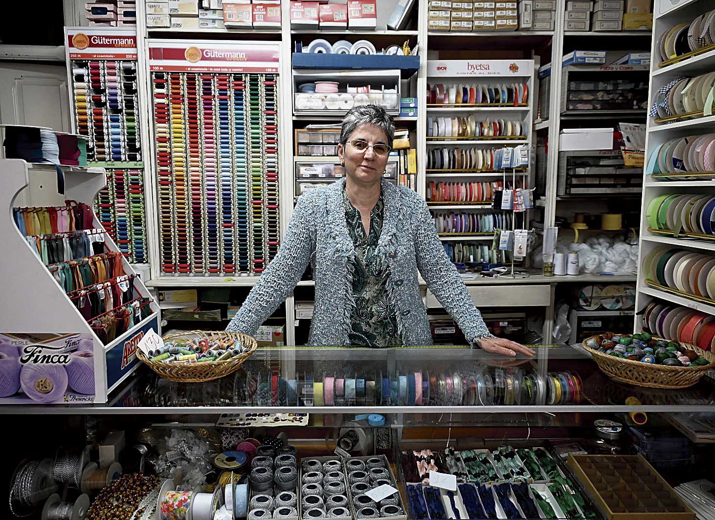 La imagen no ofrece ninguna duda, la estampa de una mercería y quien la regentó en los últimos cuarenta años en El Crucero, Pilar Andrés. | SAÚL ARÉN