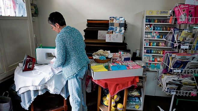 Pilar Andrés Villanueva en su rincón de los arreglos y la plancha; dice que en los últimos tiempos los arreglos es lo más solicitados