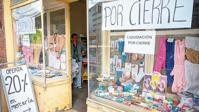 Una frase nada extraña en los viejos comercios de la ciudad y barrios como El Crucero, las ofertas el Derlys se multiplican en su escaparate