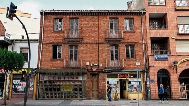 En el número 5 de la calle Doctor Fléming de El Crucero ya solo aguanta en pie la Mercería Derlys, por poco tiempo, la piqueta está acechando
