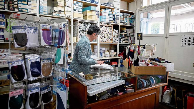 Pilar Andrés Villanueva sigue rodeada de las tradicionales estanterías y productos de mercería, le queda mucho material en su liquidación