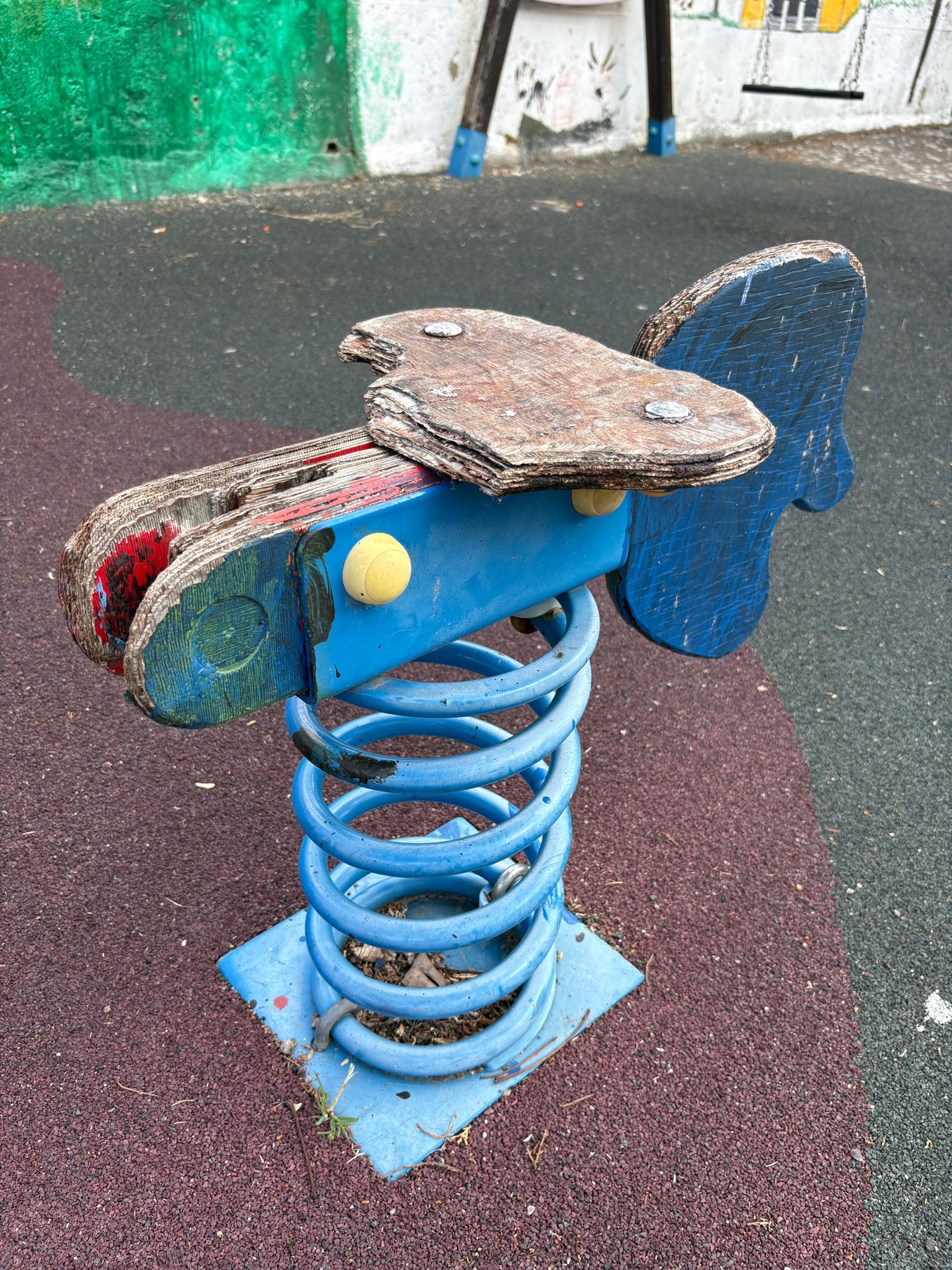 Vecinos de Tapia de la Ribera denuncian el “abandono” del parque infantil