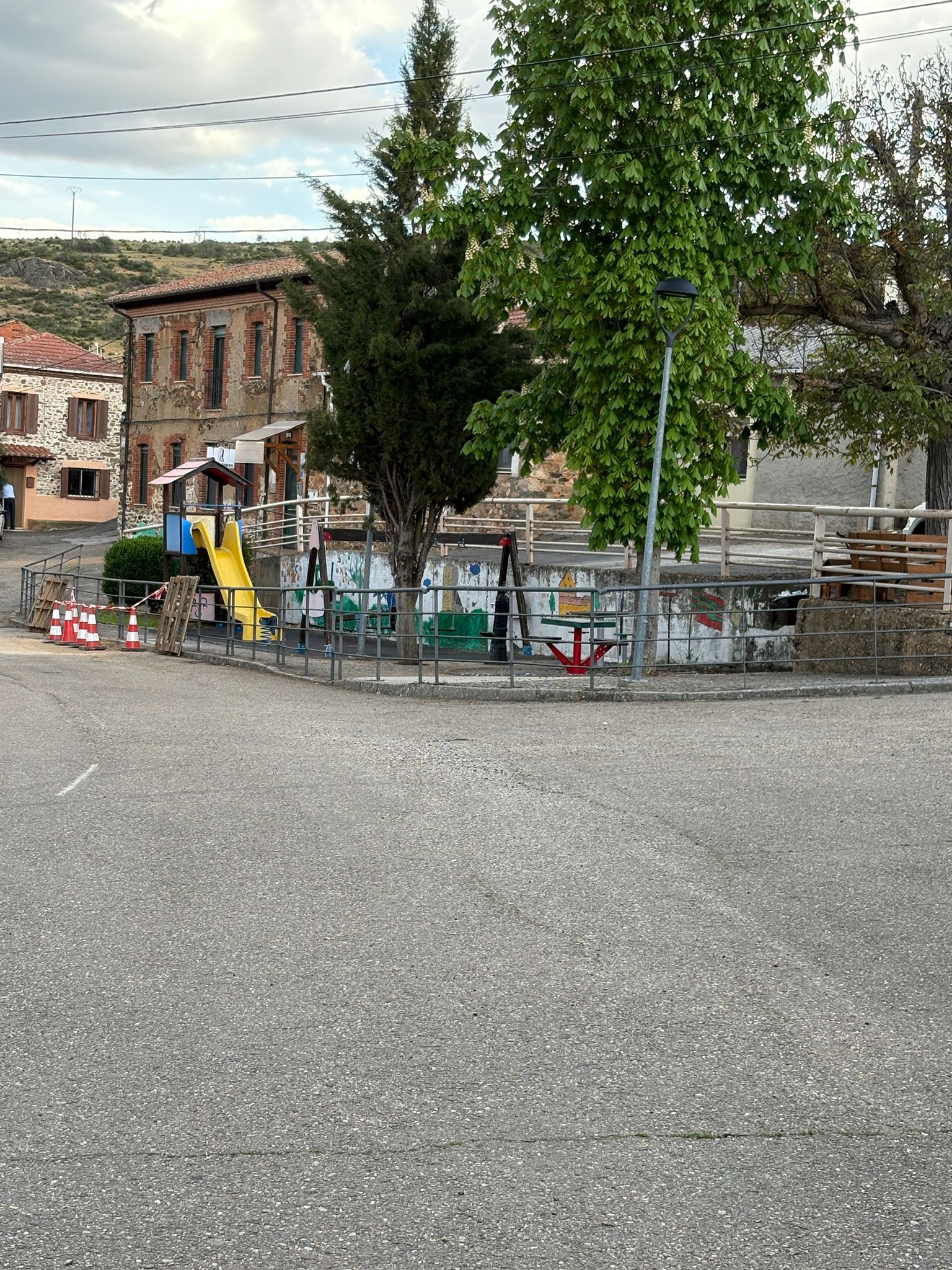 Vecinos de Tapia de la Ribera denuncian el “abandono” del parque infantil