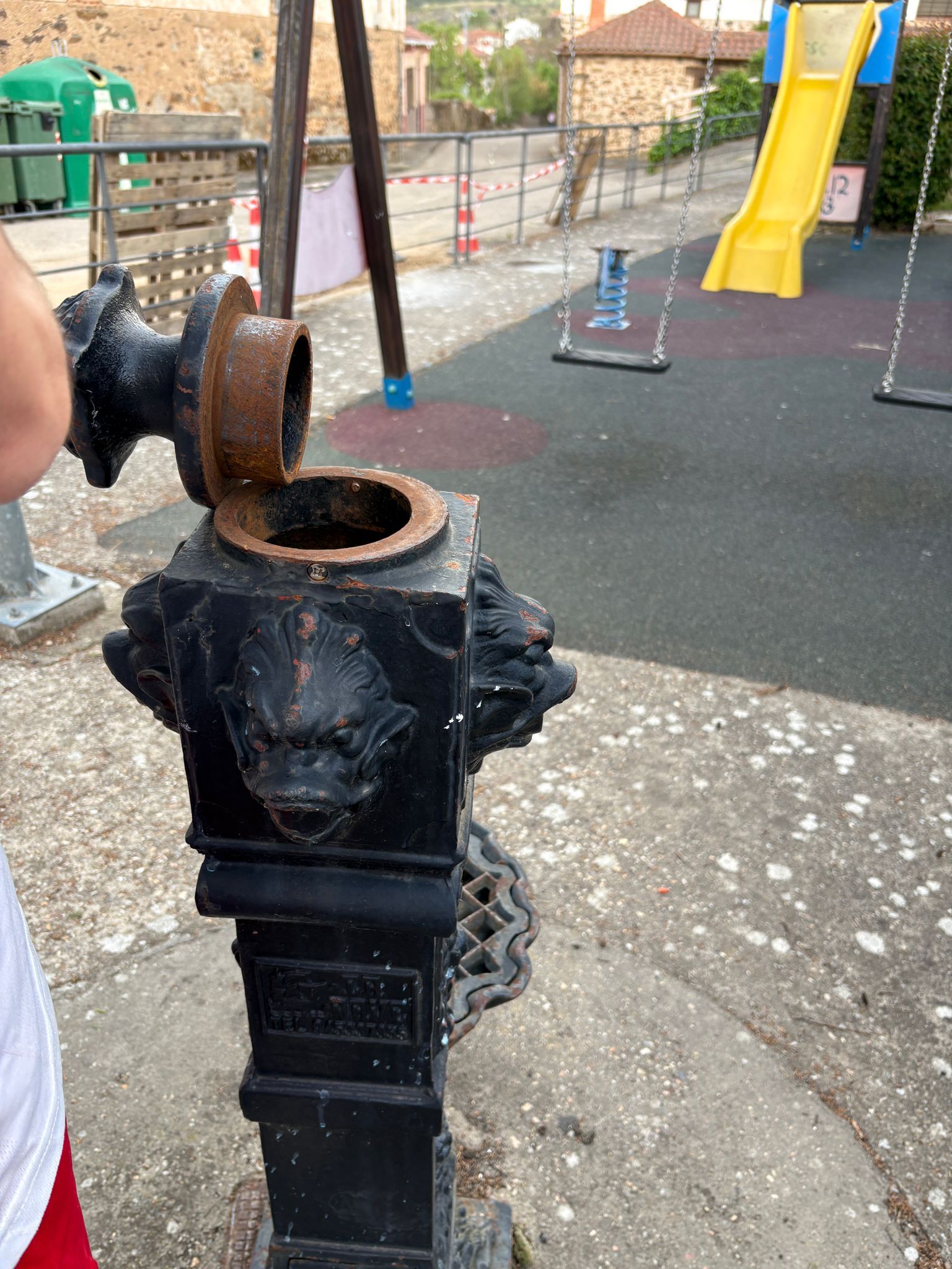 Vecinos de Tapia de la Ribera denuncian el “abandono” del parque infantil