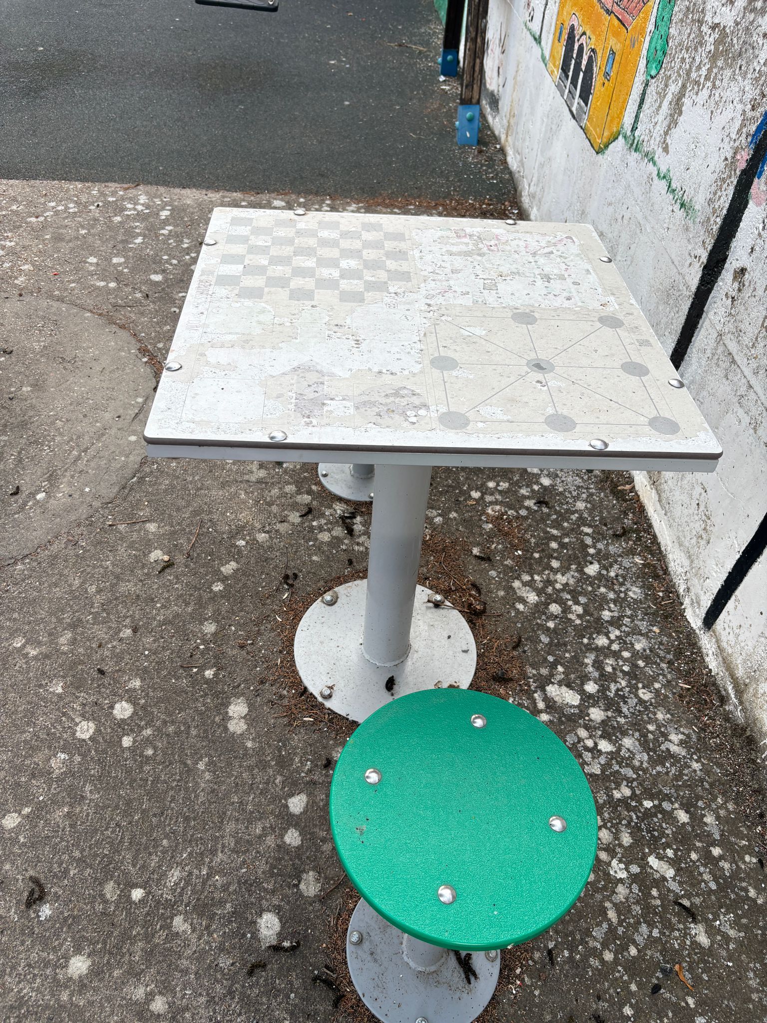 Vecinos de Tapia de la Ribera denuncian el “abandono” del parque infantil