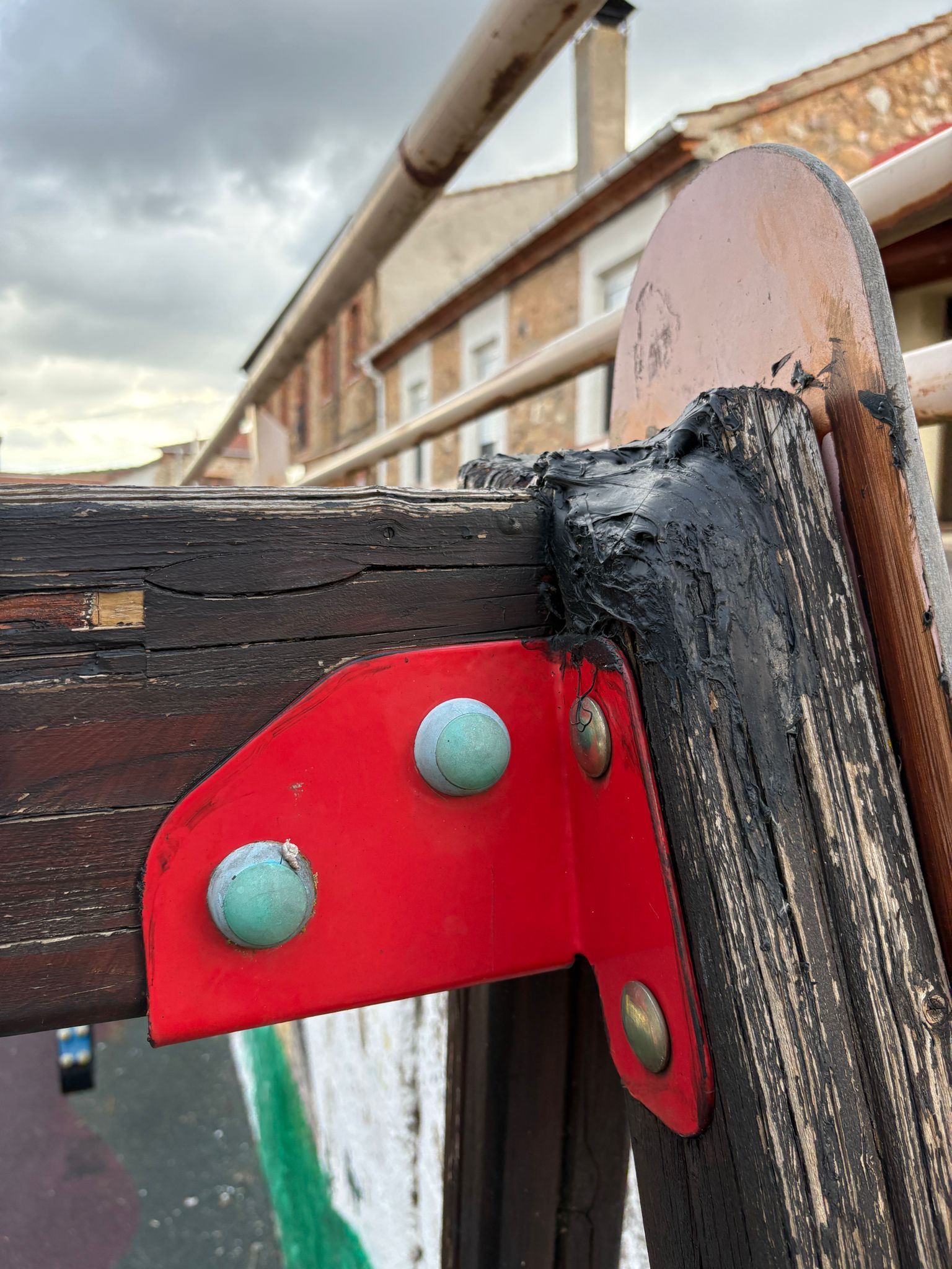 Vecinos de Tapia de la Ribera denuncian el “abandono” del parque infantil