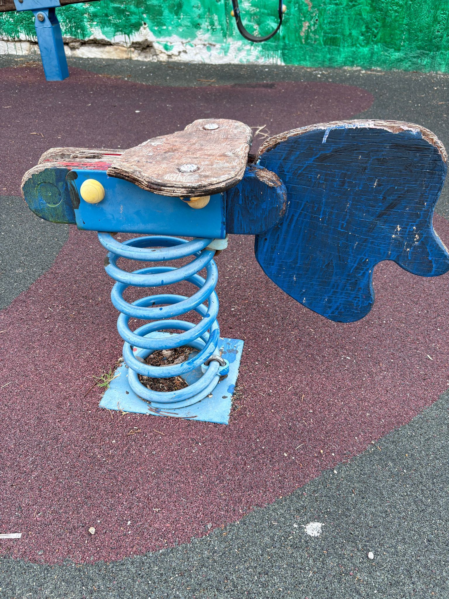 Vecinos de Tapia de la Ribera denuncian el “abandono” del parque infantil