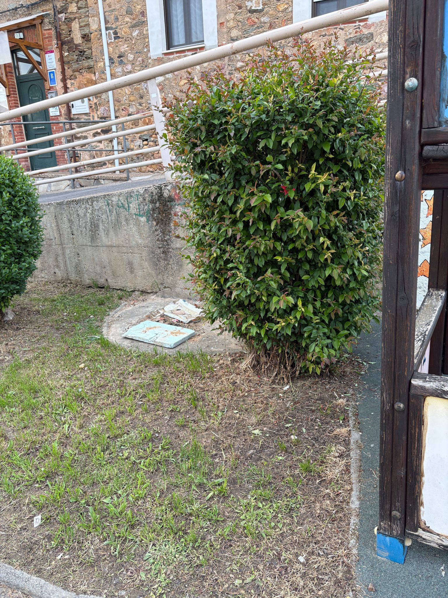 Vecinos de Tapia de la Ribera denuncian el “abandono” del parque infantil