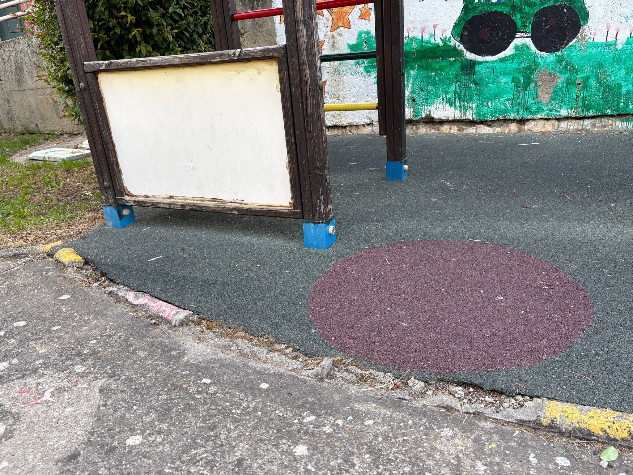 Vecinos de Tapia de la Ribera denuncian el “abandono” del parque infantil 