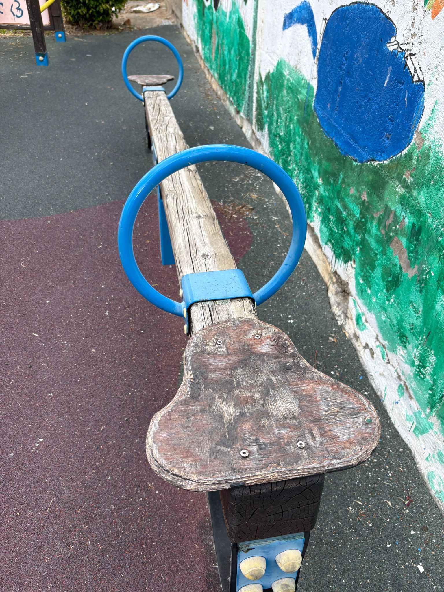 Vecinos de Tapia de la Ribera denuncian el “abandono” del parque infantil